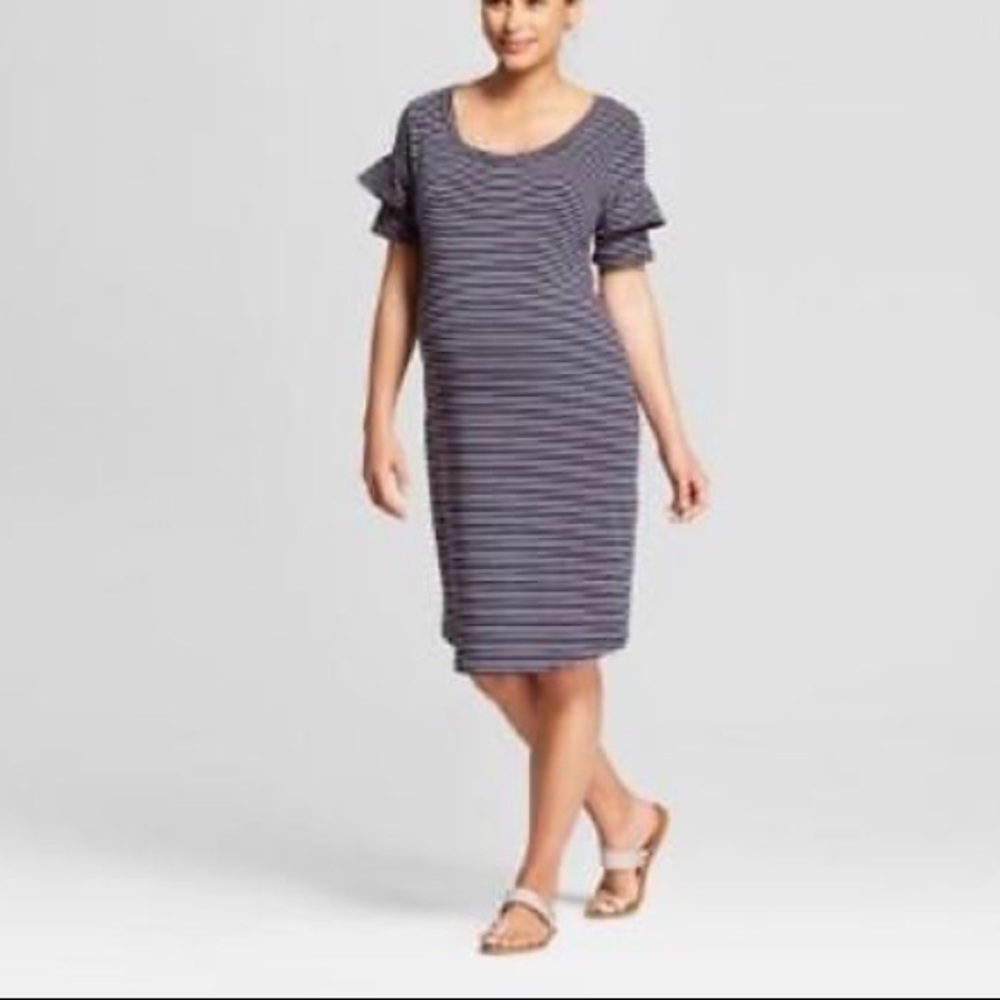 Ingrid & Isabelle Maternity ruffle sleeve dress